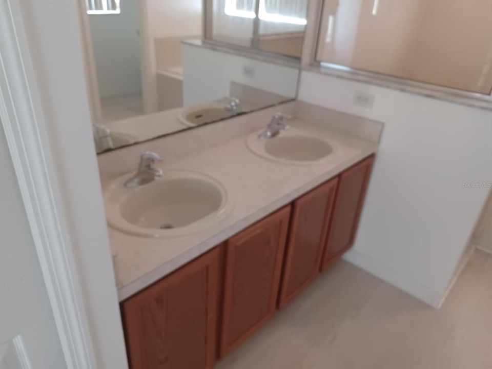 Activo con contrato: $299,000 (3 camas, 2 baños, 1876 Pies cuadrados)