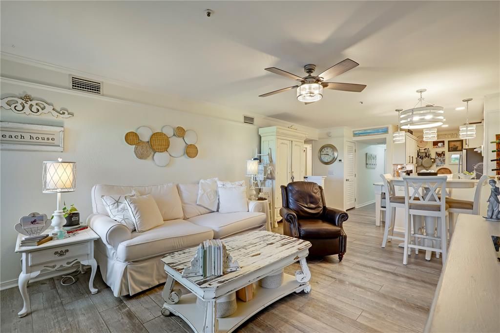 待售: $295,000 (1 贝兹, 1 浴室, 912 平方英尺)