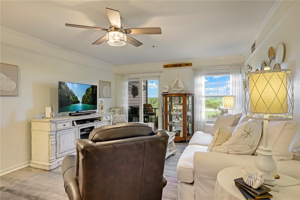 待售: $295,000 (1 贝兹, 1 浴室, 912 平方英尺)