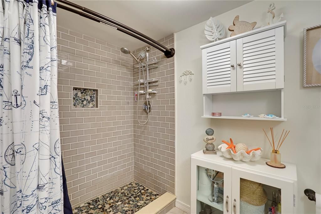 待售: $295,000 (1 贝兹, 1 浴室, 912 平方英尺)