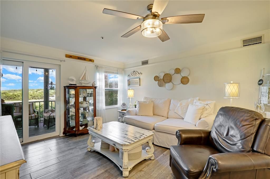 待售: $295,000 (1 贝兹, 1 浴室, 912 平方英尺)