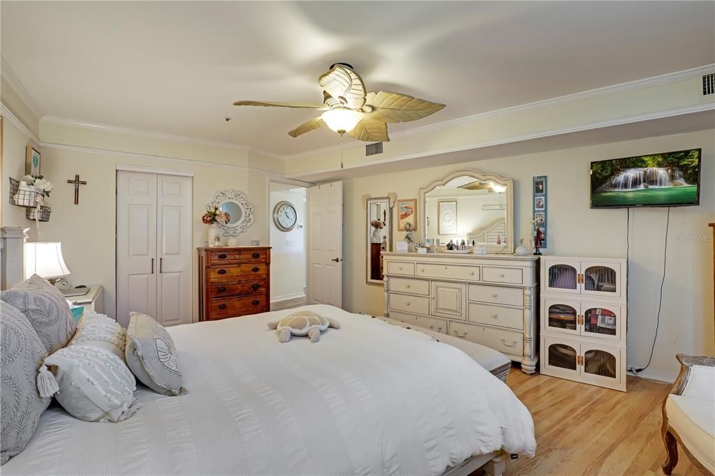 待售: $295,000 (1 贝兹, 1 浴室, 912 平方英尺)