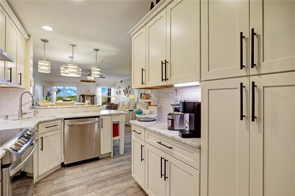 待售: $295,000 (1 贝兹, 1 浴室, 912 平方英尺)