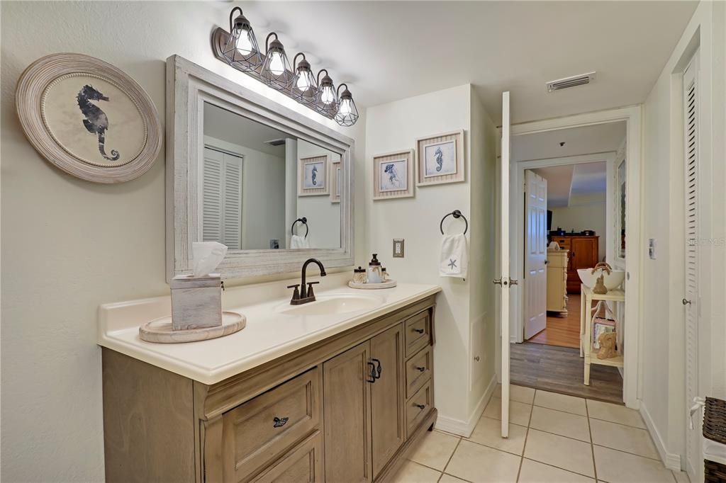 待售: $295,000 (1 贝兹, 1 浴室, 912 平方英尺)