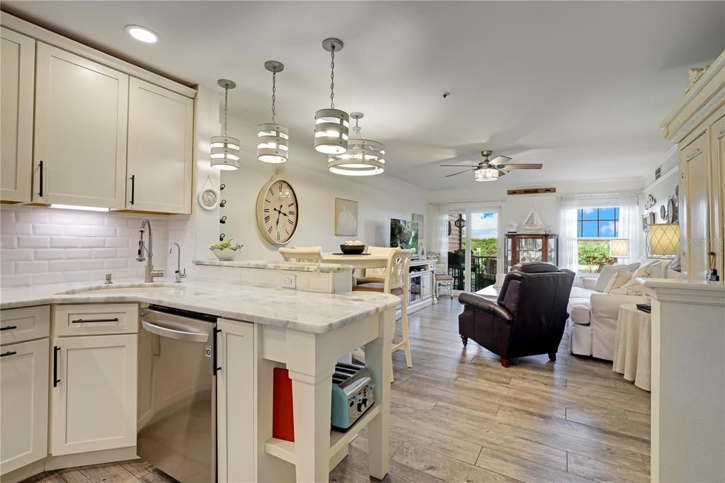 待售: $295,000 (1 贝兹, 1 浴室, 912 平方英尺)