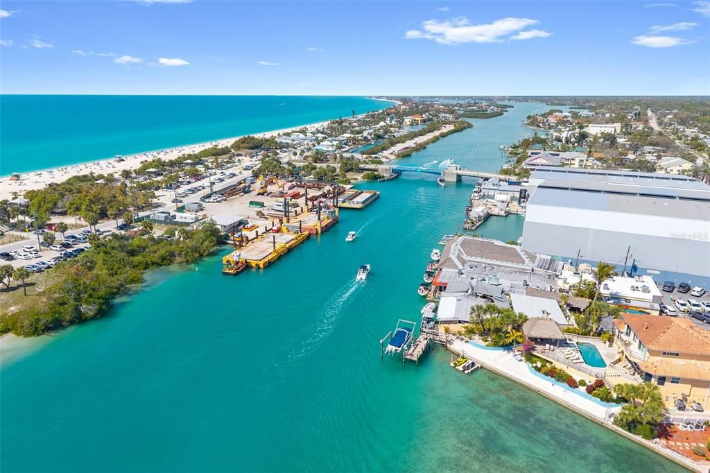 На продажу: $399,000 (2 спален, 2 ванн, 910 Квадратных фут)