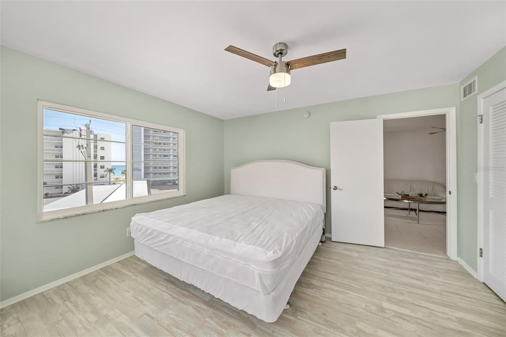 На продажу: $399,000 (2 спален, 2 ванн, 910 Квадратных фут)