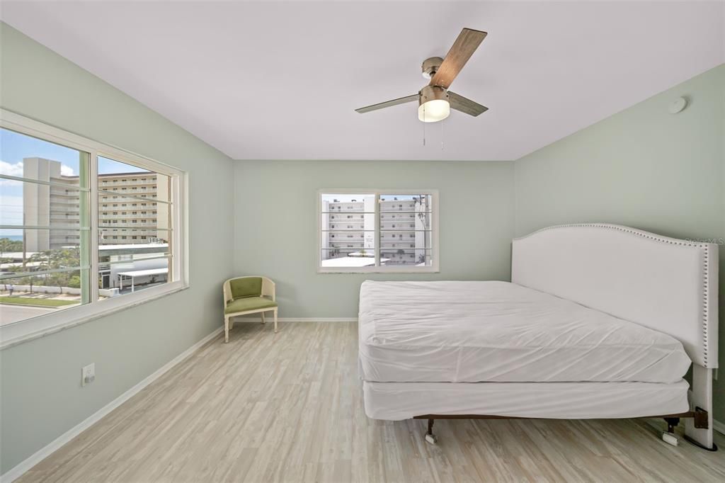 На продажу: $399,000 (2 спален, 2 ванн, 910 Квадратных фут)