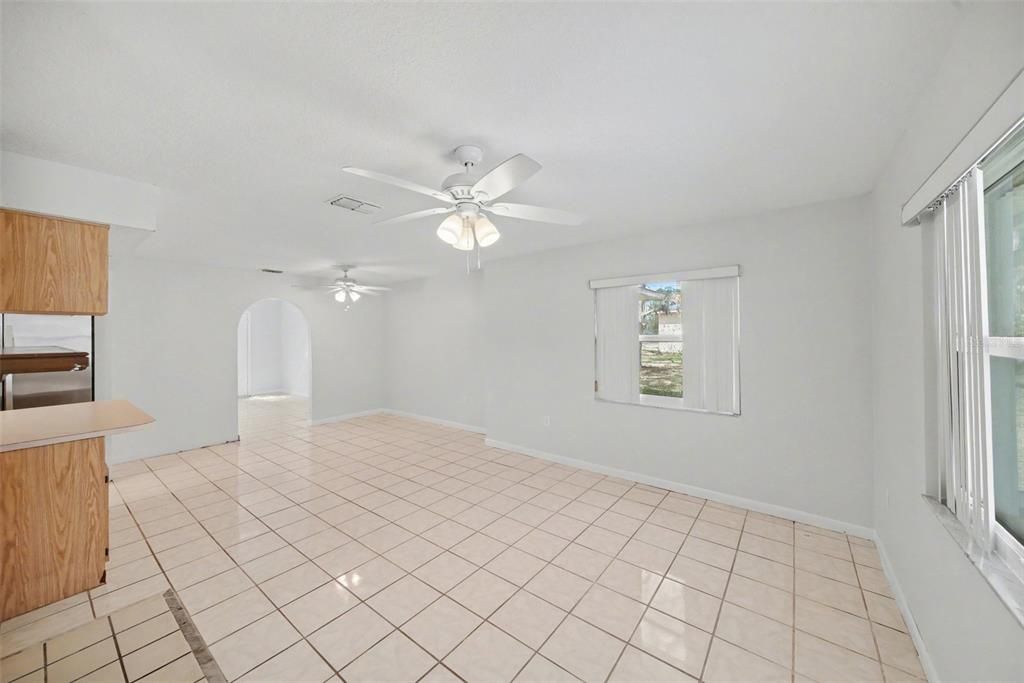 Activo con contrato: $300,000 (3 camas, 2 baños, 1608 Pies cuadrados)