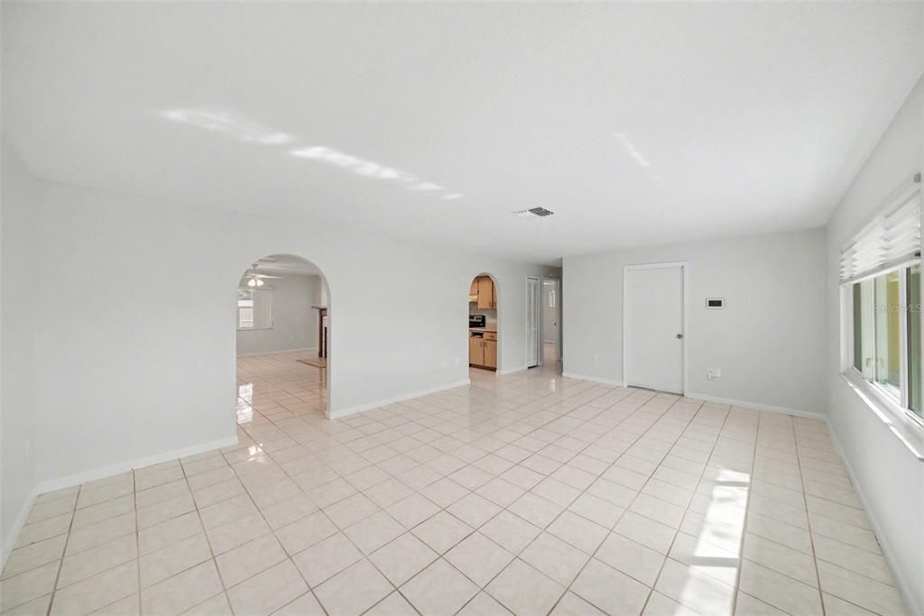 Activo con contrato: $300,000 (3 camas, 2 baños, 1608 Pies cuadrados)