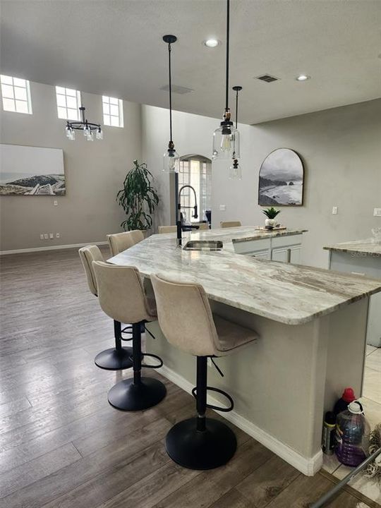 Activo con contrato: $469,995 (4 camas, 2 baños, 2184 Pies cuadrados)