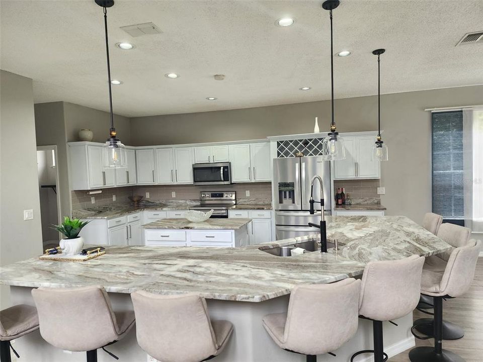 Activo con contrato: $469,995 (4 camas, 2 baños, 2184 Pies cuadrados)