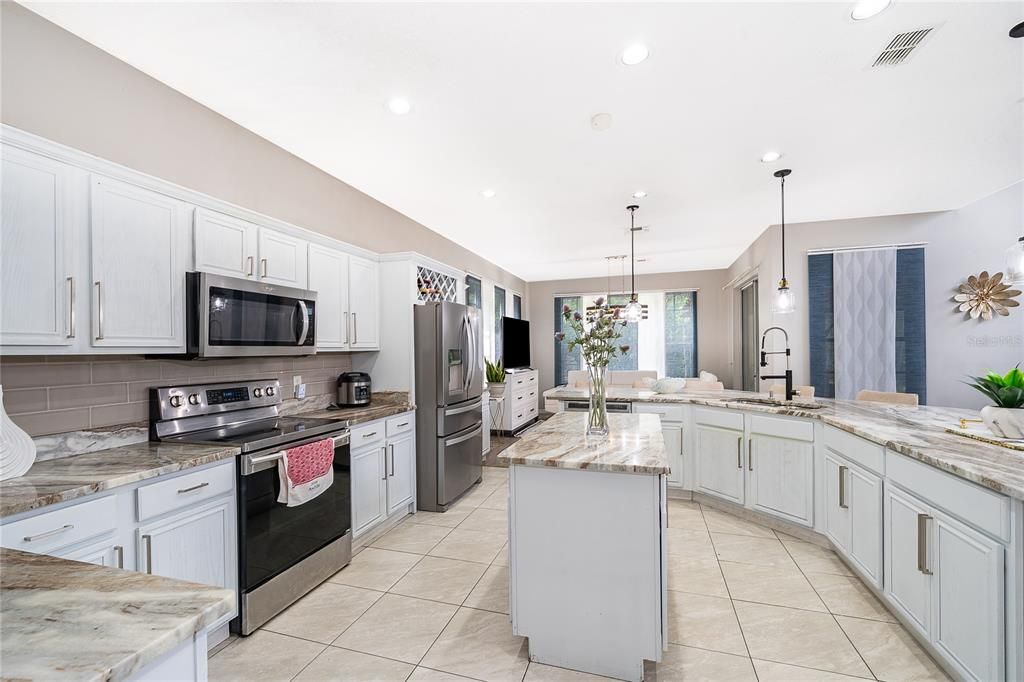 Activo con contrato: $469,995 (4 camas, 2 baños, 2184 Pies cuadrados)