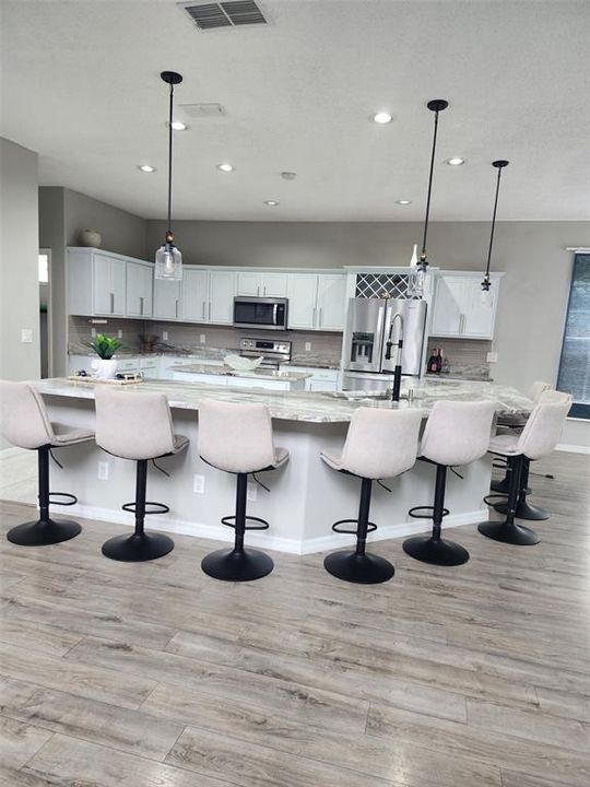 Activo con contrato: $469,995 (4 camas, 2 baños, 2184 Pies cuadrados)