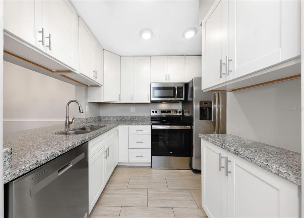 На продажу: $174,900 (2 спален, 2 ванн, 979 Квадратных фут)