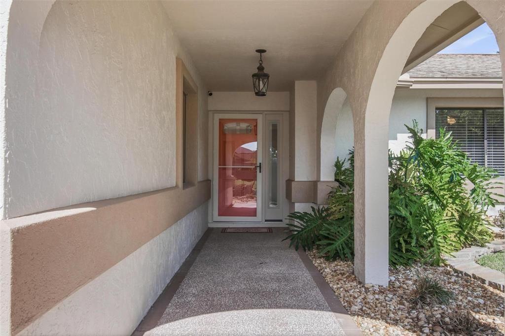 Activo con contrato: $749,000 (4 camas, 2 baños, 2084 Pies cuadrados)