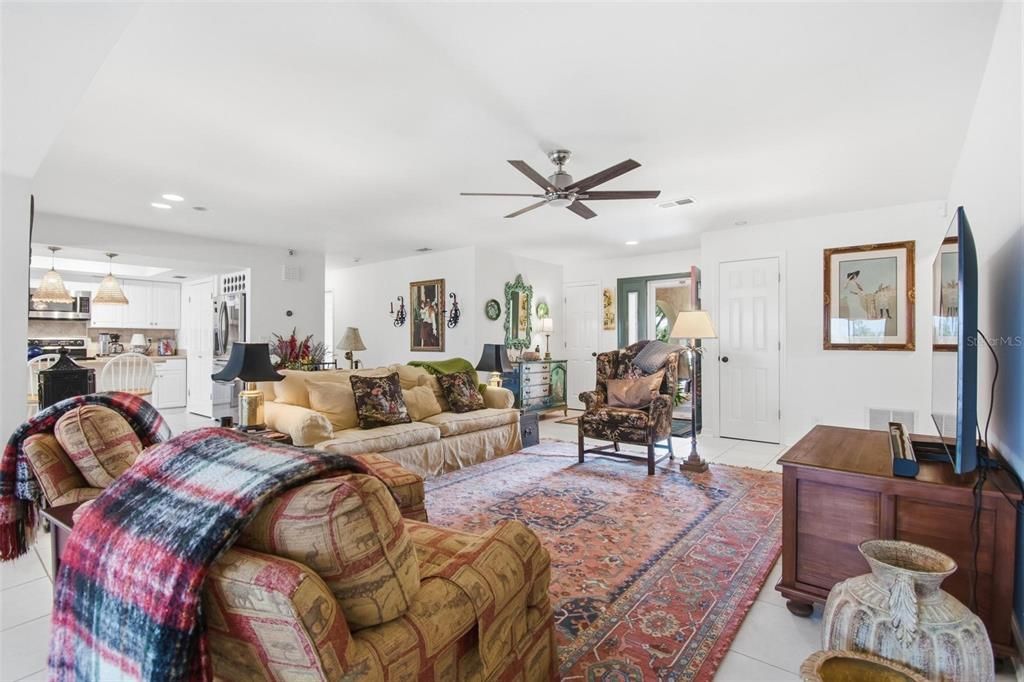 Activo con contrato: $749,000 (4 camas, 2 baños, 2084 Pies cuadrados)