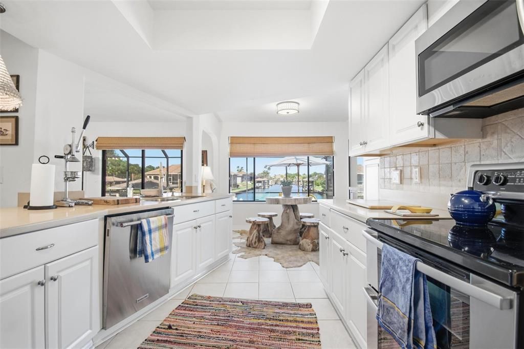Activo con contrato: $749,000 (4 camas, 2 baños, 2084 Pies cuadrados)