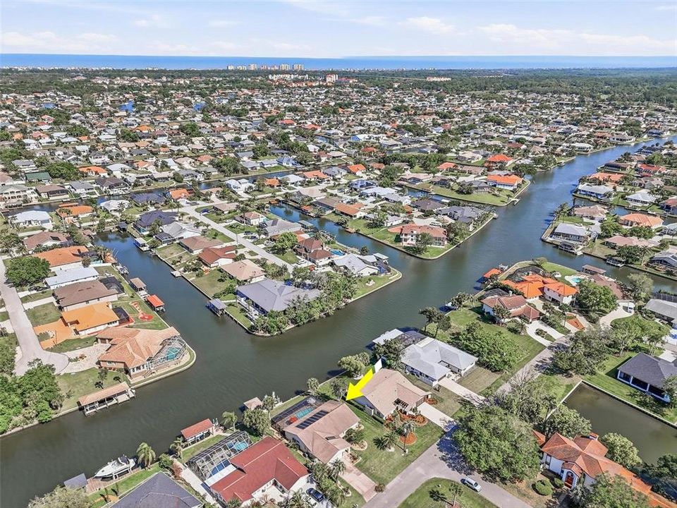 Activo con contrato: $749,000 (4 camas, 2 baños, 2084 Pies cuadrados)