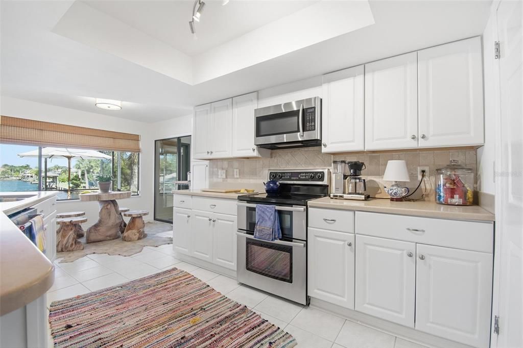 Activo con contrato: $749,000 (4 camas, 2 baños, 2084 Pies cuadrados)
