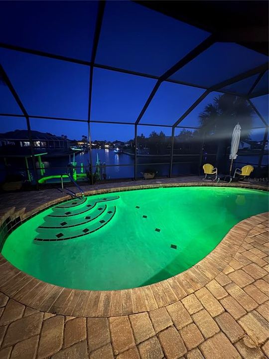 Activo con contrato: $749,000 (4 camas, 2 baños, 2084 Pies cuadrados)