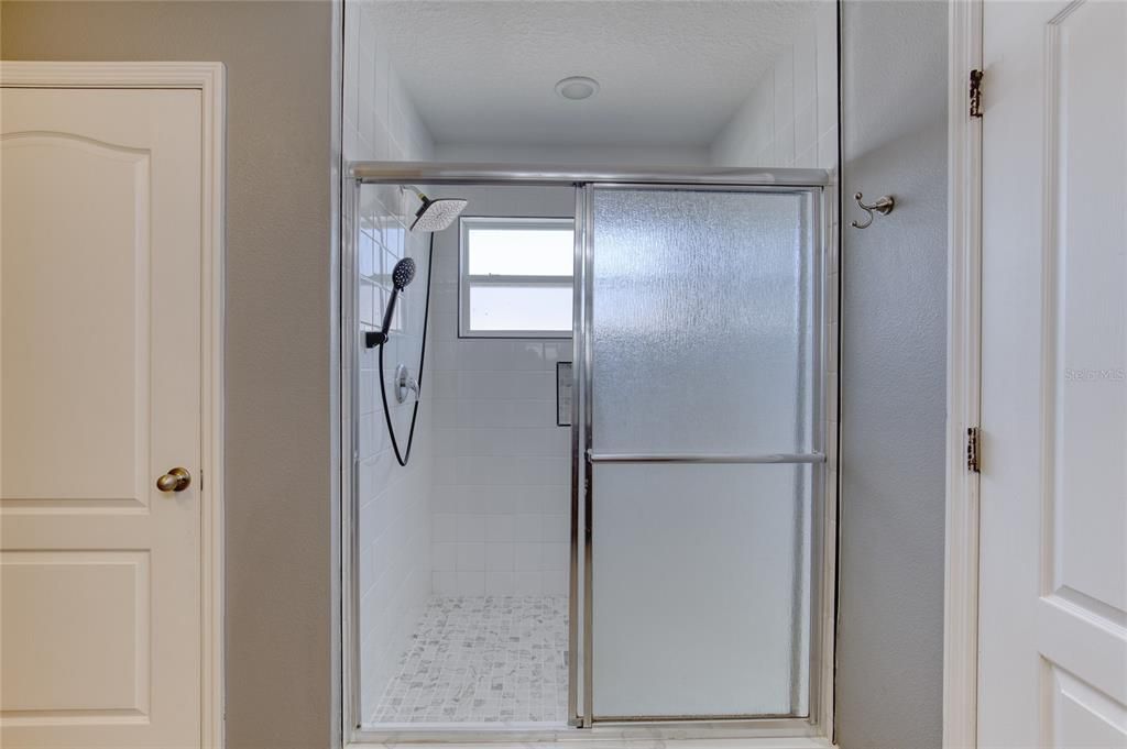 Activo con contrato: $345,000 (4 camas, 2 baños, 2304 Pies cuadrados)