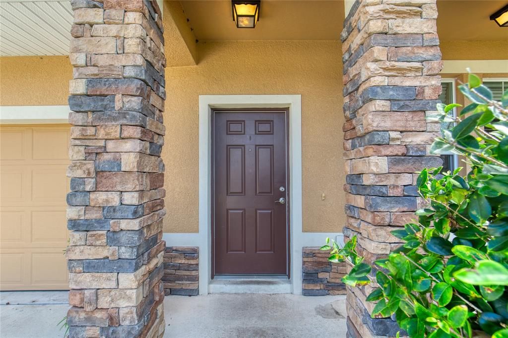 Activo con contrato: $345,000 (4 camas, 2 baños, 2304 Pies cuadrados)