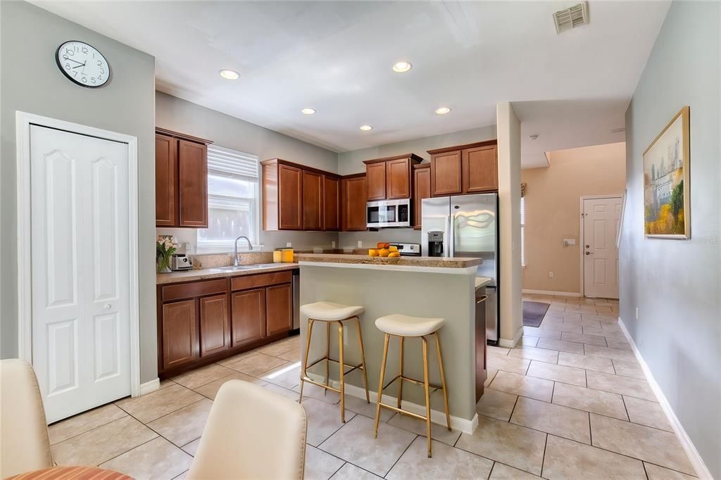 Activo con contrato: $345,000 (4 camas, 2 baños, 2304 Pies cuadrados)