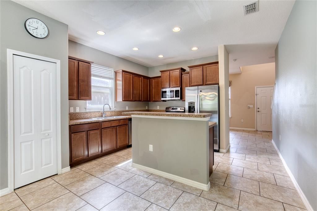 Activo con contrato: $345,000 (4 camas, 2 baños, 2304 Pies cuadrados)