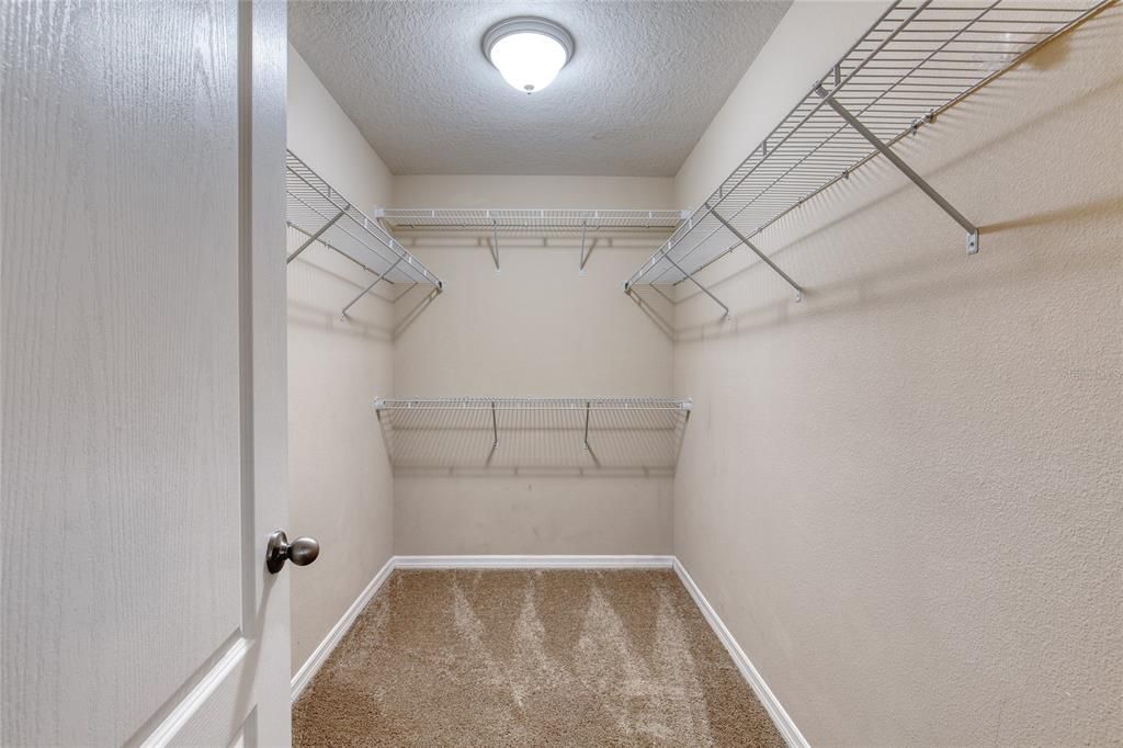 Activo con contrato: $345,000 (4 camas, 2 baños, 2304 Pies cuadrados)