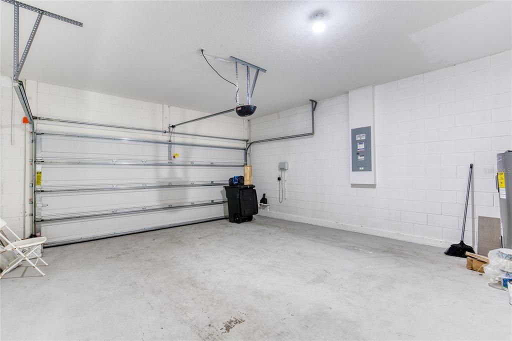 Activo con contrato: $345,000 (4 camas, 2 baños, 2304 Pies cuadrados)