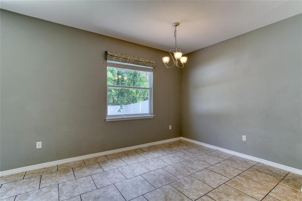 Activo con contrato: $345,000 (4 camas, 2 baños, 2304 Pies cuadrados)
