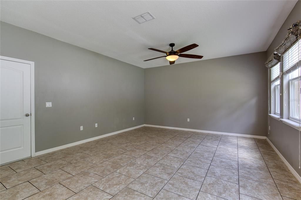 Activo con contrato: $345,000 (4 camas, 2 baños, 2304 Pies cuadrados)