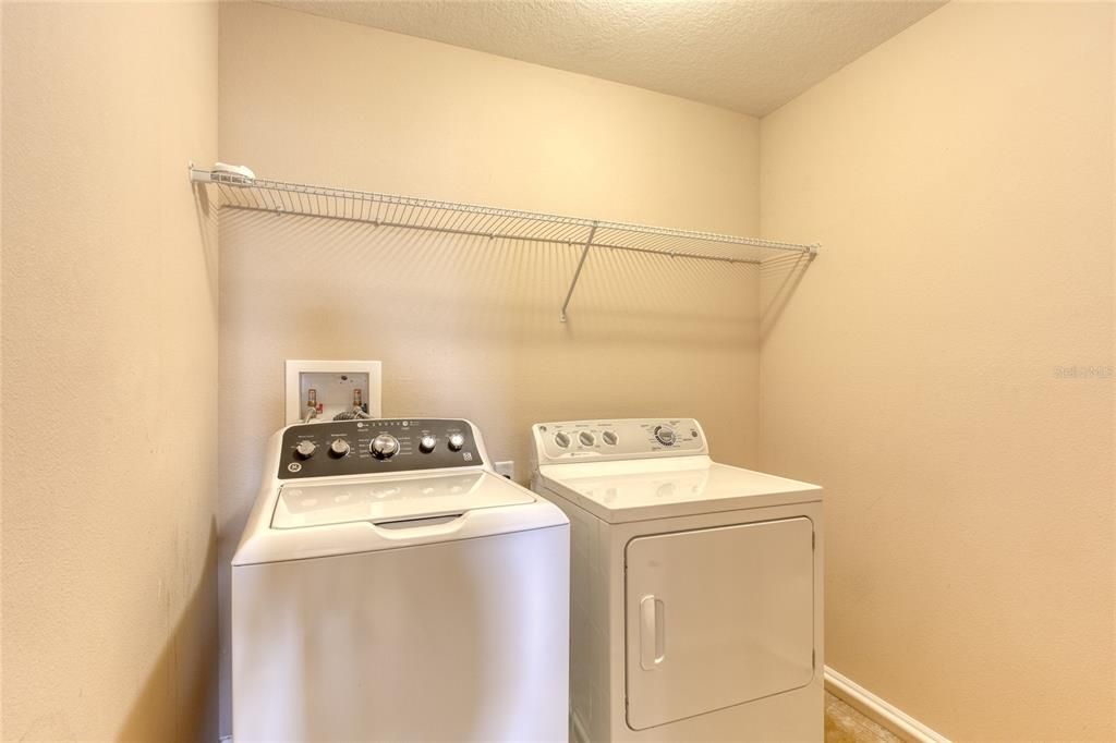 Activo con contrato: $345,000 (4 camas, 2 baños, 2304 Pies cuadrados)