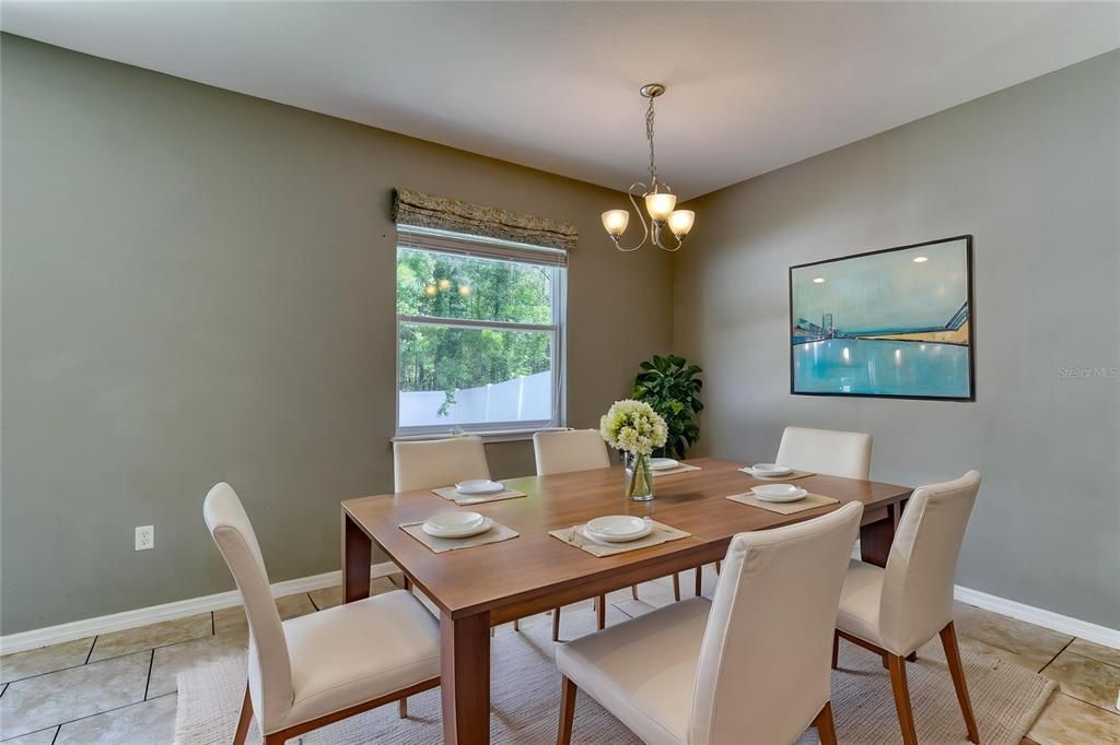 Activo con contrato: $345,000 (4 camas, 2 baños, 2304 Pies cuadrados)