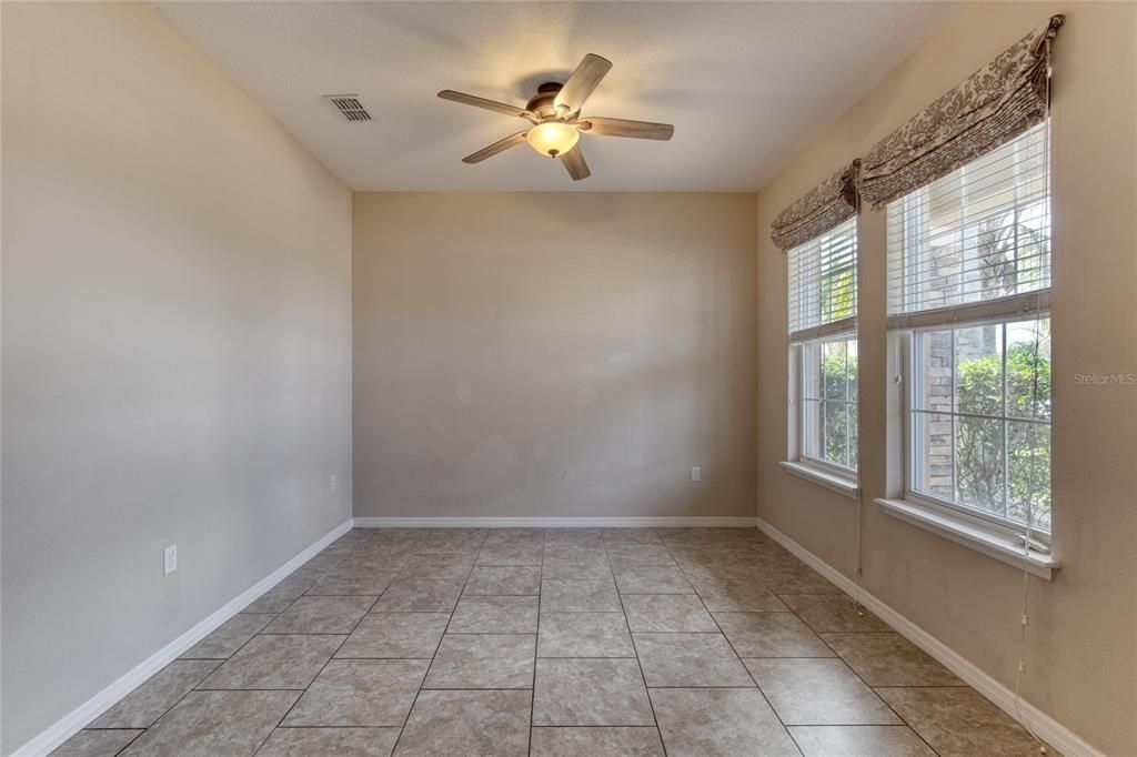 Activo con contrato: $345,000 (4 camas, 2 baños, 2304 Pies cuadrados)