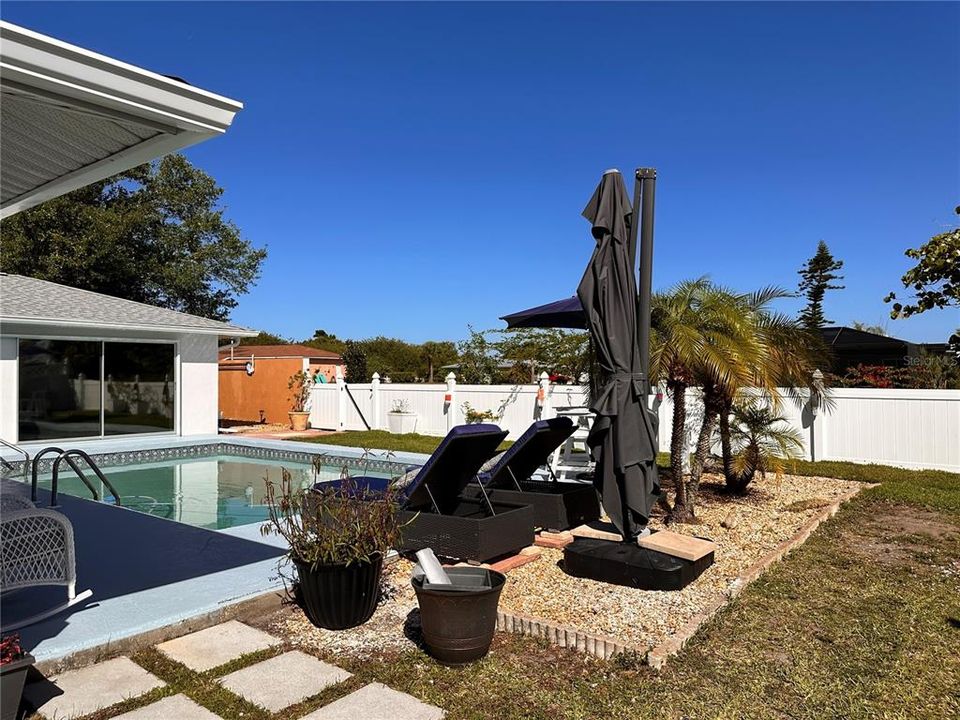 Active With Contract: $350,000 (3 beds, 3 baths, 1878 Square Feet)