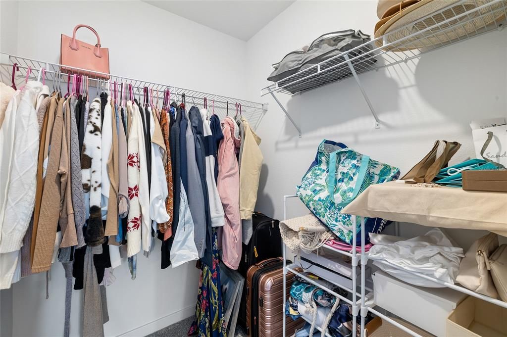 Activo con contrato: $3,200 (5 camas, 3 baños, 2598 Pies cuadrados)