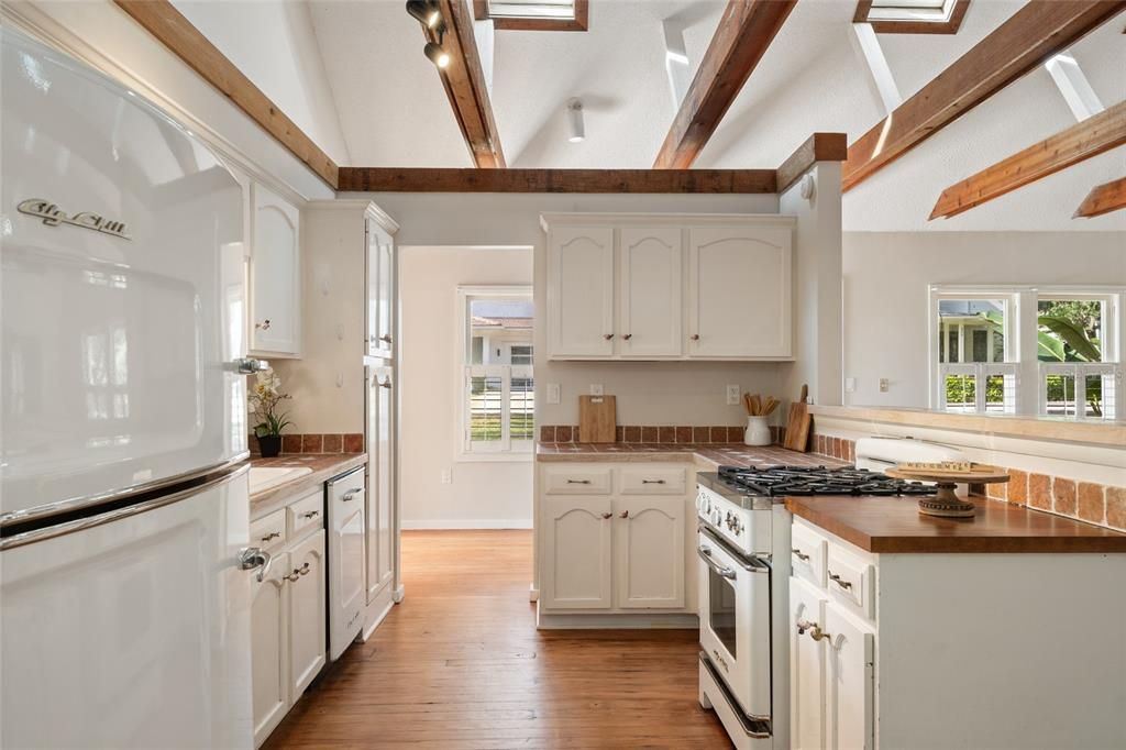 Active With Contract: $792,500 (3 beds, 2 baths, 1664 Square Feet)