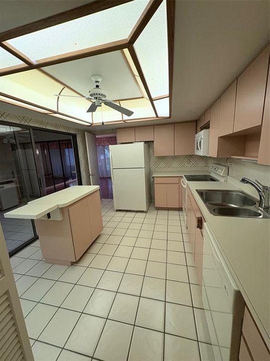 На продажу: $349,900 (2 спален, 2 ванн, 1316 Квадратных фут)