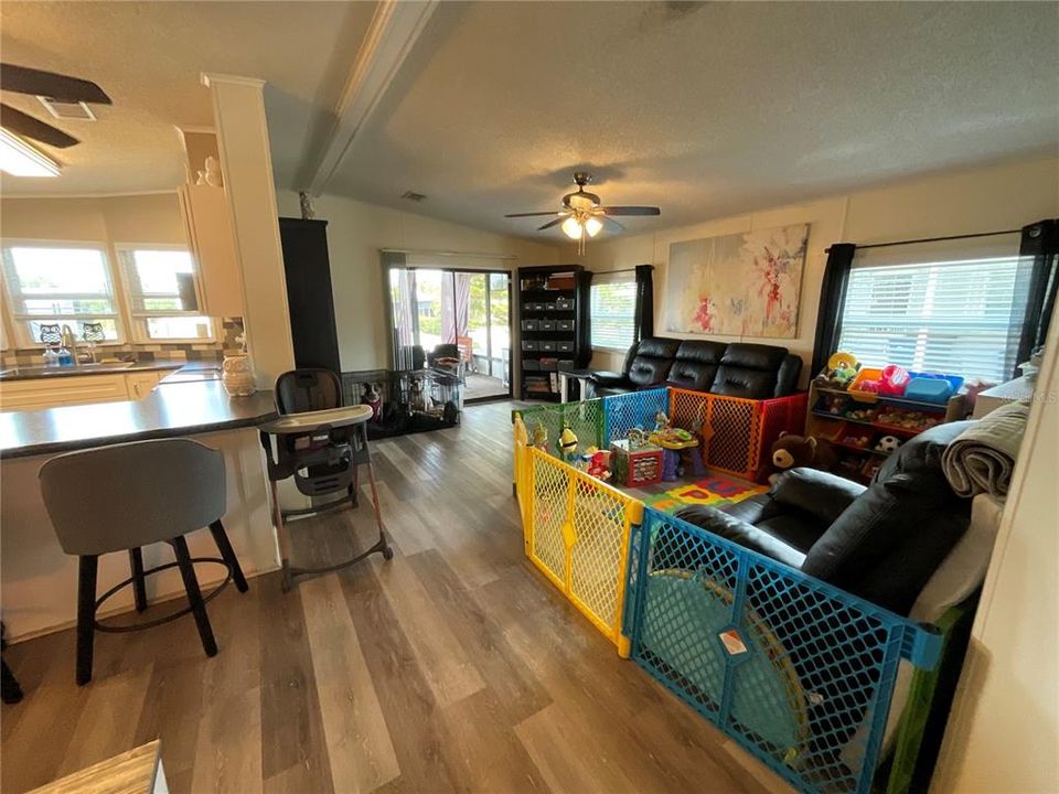 Active With Contract: $168,000 (2 beds, 2 baths, 1248 Square Feet)