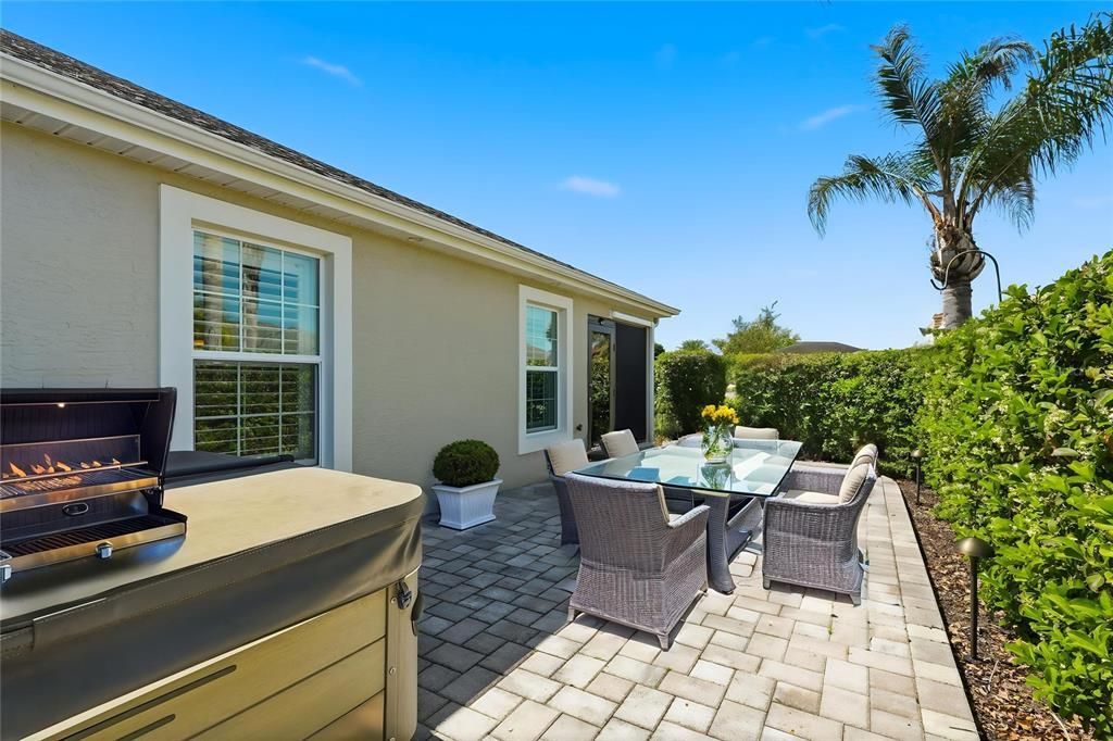 Под контрактом: $549,900 (3 спален, 3 ванн, 2337 Квадратных фут)