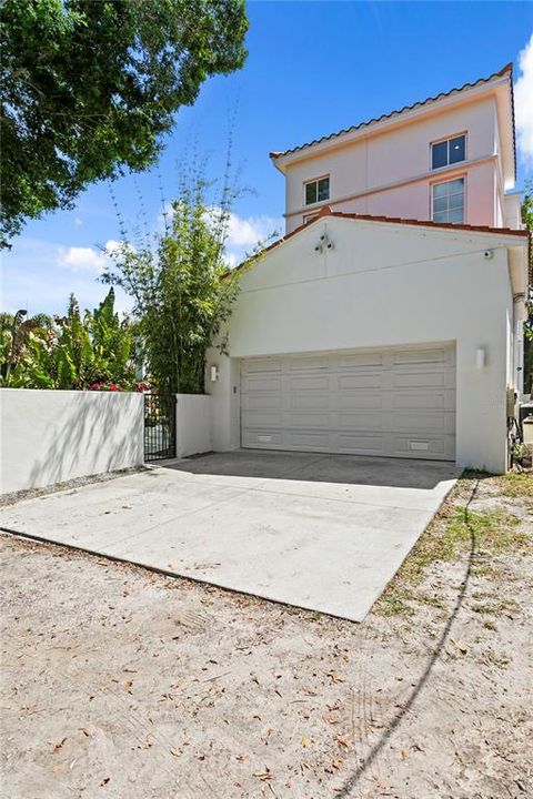合同活跃: $2,499,000 (4 贝兹, 4 浴室, 3164 平方英尺)