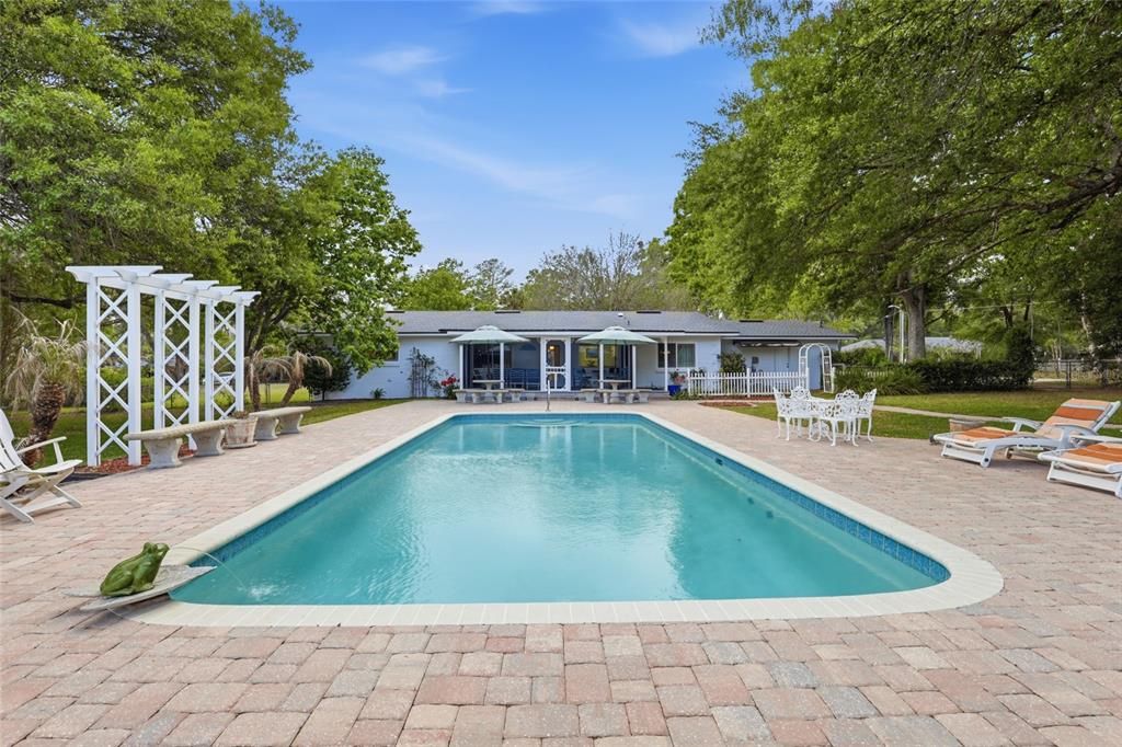 For Sale: $465,000 (3 beds, 2 baths, 1984 Square Feet)