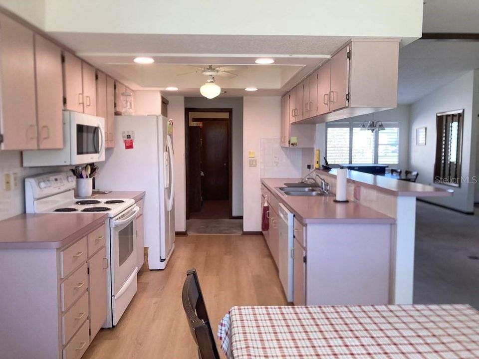 For Sale: $274,900 (3 beds, 2 baths, 1731 Square Feet)