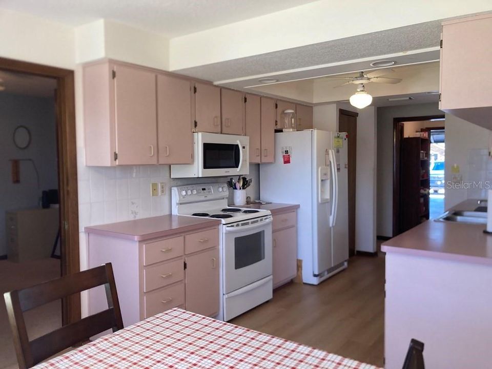 For Sale: $274,900 (3 beds, 2 baths, 1731 Square Feet)