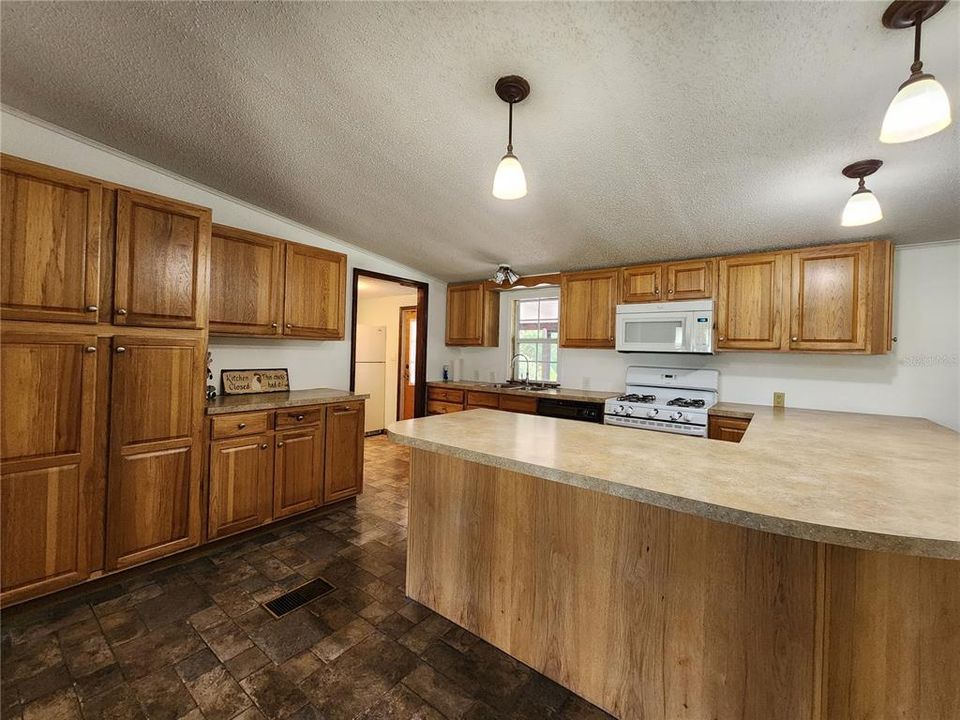 Active With Contract: $475,000 (4 beds, 2 baths, 1792 Square Feet)