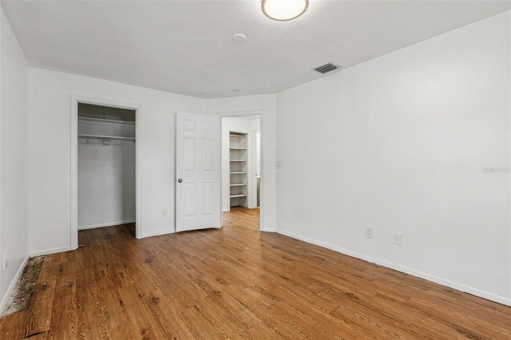 待售: $389,000 (4 贝兹, 0 浴室, 1710 平方英尺)