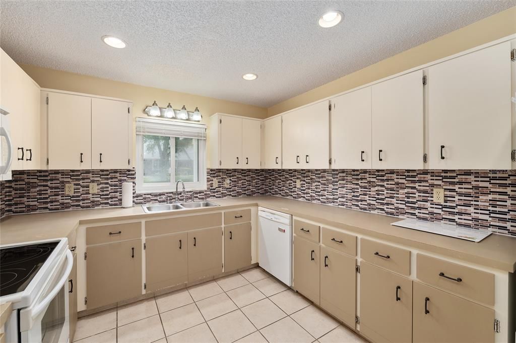 For Sale: $159,900 (2 beds, 2 baths, 1530 Square Feet)