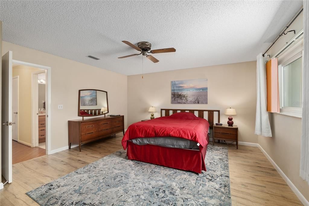 For Sale: $159,900 (2 beds, 2 baths, 1530 Square Feet)